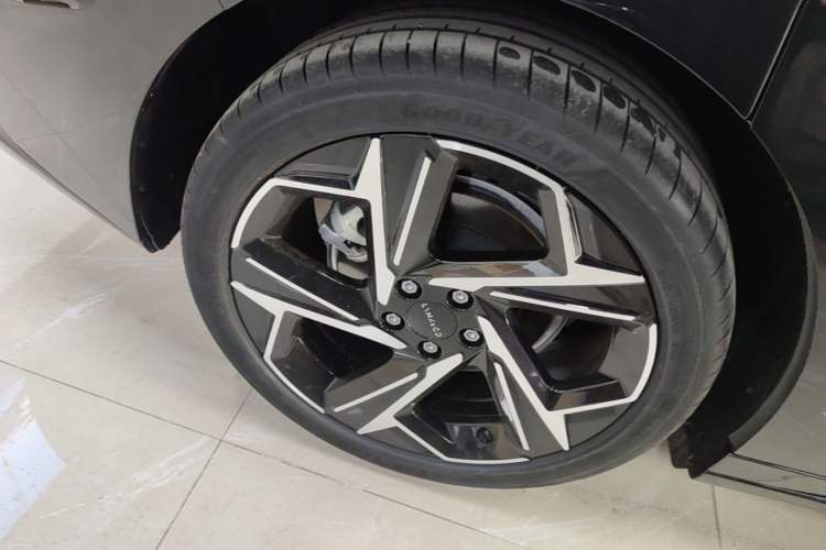 Used Lynk & Co 07 2024 EM-P 126 Long-Range Halo Exterior 5