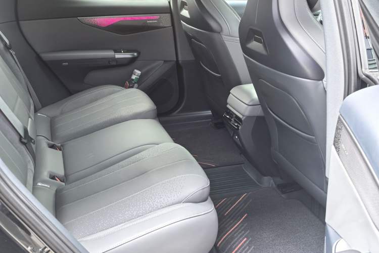 Used Lynk & Co 07 2024 EM-P 126 Long-Range Ultra Headliner