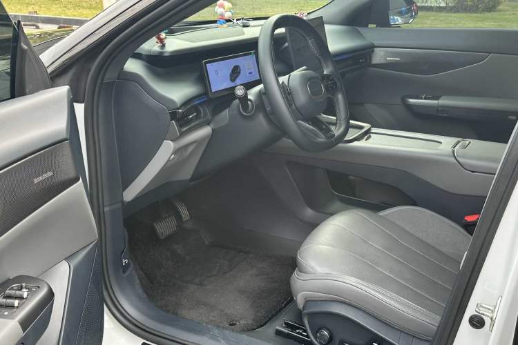 Used Lynk & Co 07 2024 EM-P 126 Long-Range Ultra Interior 1