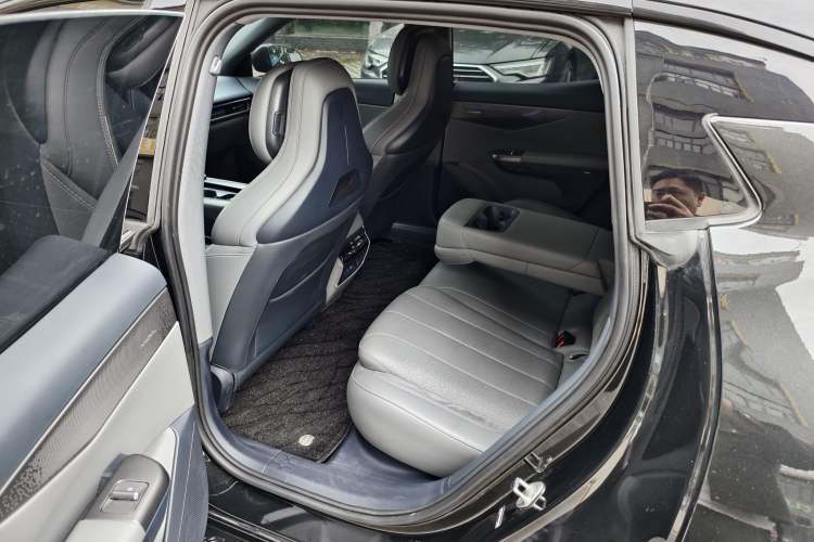 Used Lynk & Co 07 2024 EM-P 126 Long-Range Halo Interior 3
