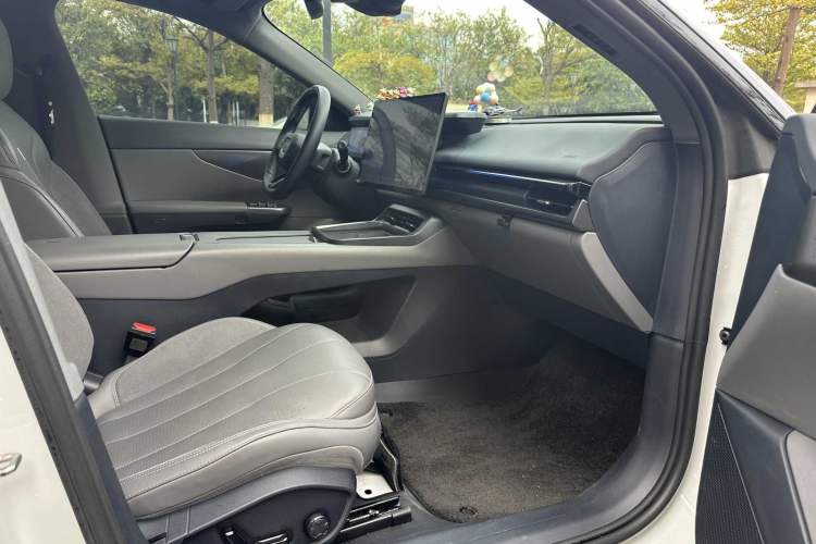 Used Lynk & Co 07 2024 EM-P 126 Long-Range Ultra Interior 3