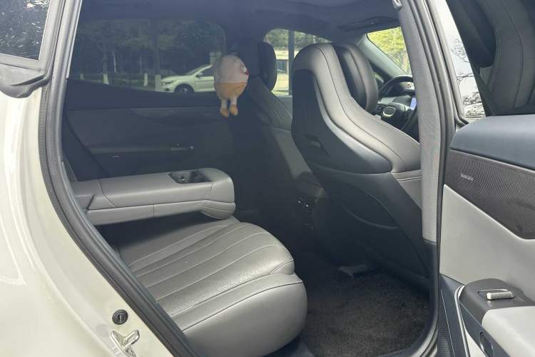 Used Lynk & Co 07 2024 EM-P 126 Long-Range Ultra Interior 4
