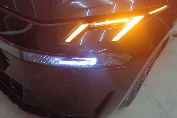 Used Lynk & Co 07 2024 EM-P 126 Long-Range Halo Left Front Headlight