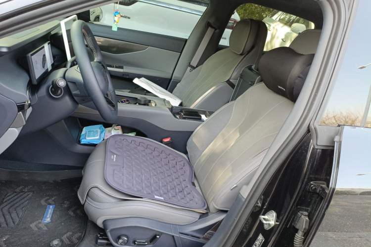 Used Lynk & Co 07 2024 EM-P 126 Long-Range Halo Left Front Seat