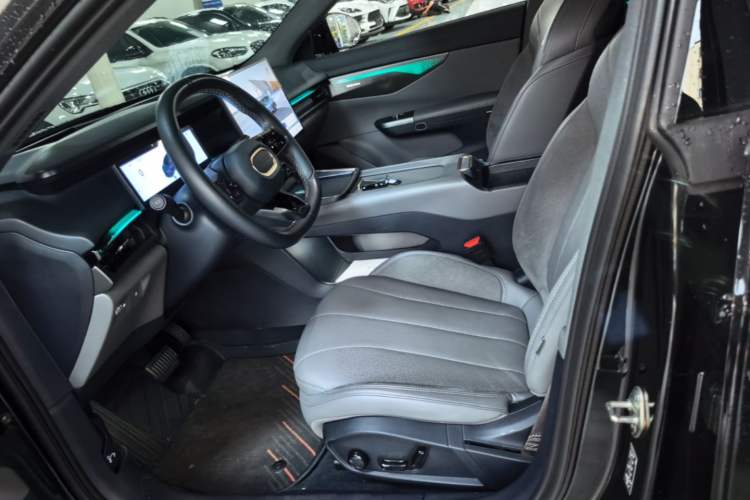 Used Lynk & Co 07 2024 EM-P 126 Long-Range Ultra Left Front Seat