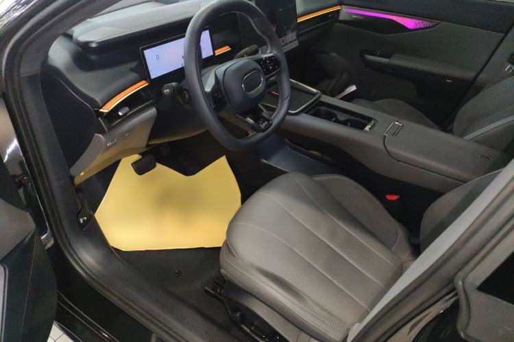Used Lynk & Co 07 2024 EM-P 126 Long-Range Halo Left Front Seat
