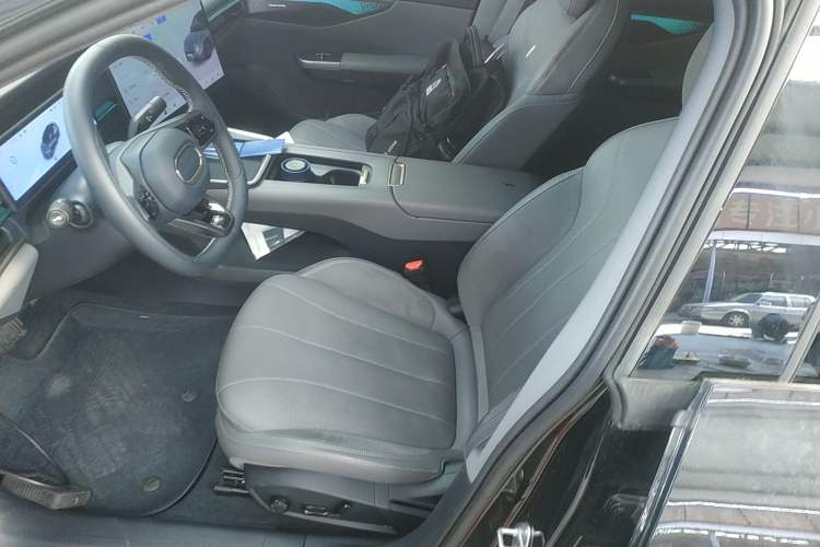 Used Lynk & Co 07 2024 EM-P 126 Long-Range Halo Left Front Seat