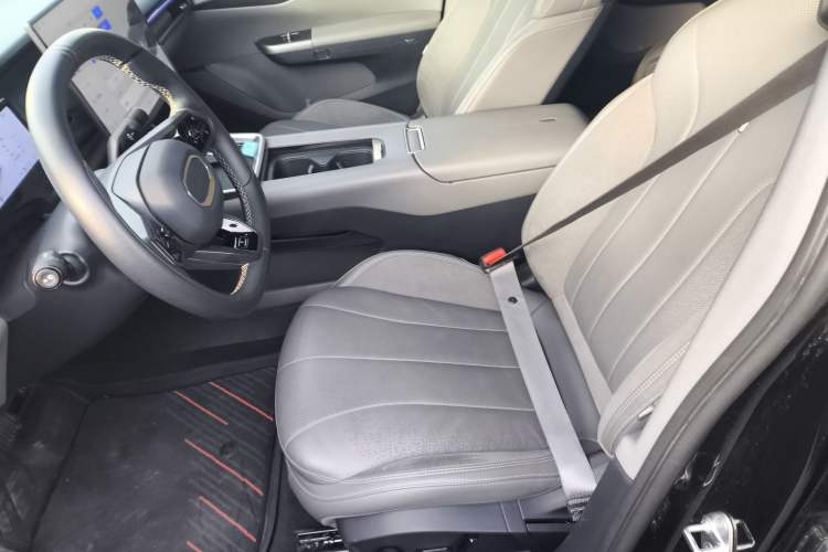 Used Lynk & Co 07 2024 EM-P 126 Long-Range Ultra Left Front Seat