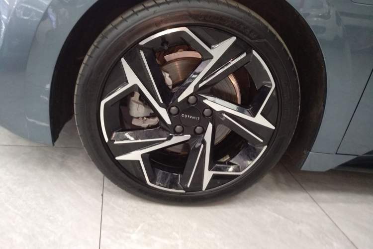 Used Lynk & Co 07 2024 EM-P 126 Long-Range Ultra Left Front Wheel Hub