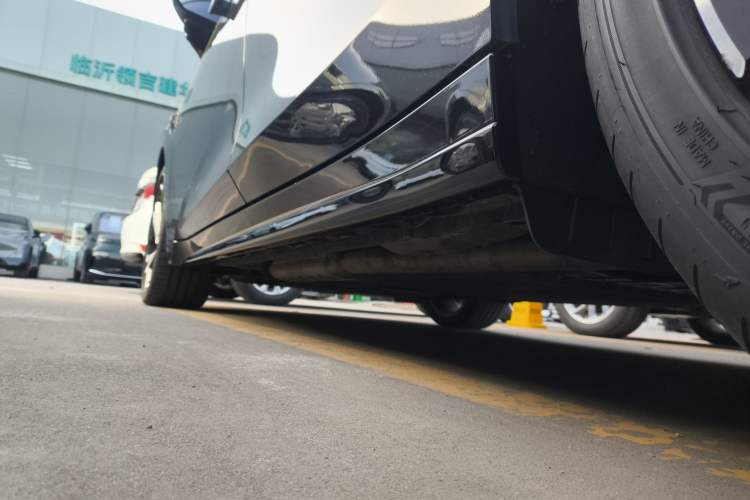 Used Lynk & Co 07 2024 EM-P 126 Long-Range Ultra Left Side Sill