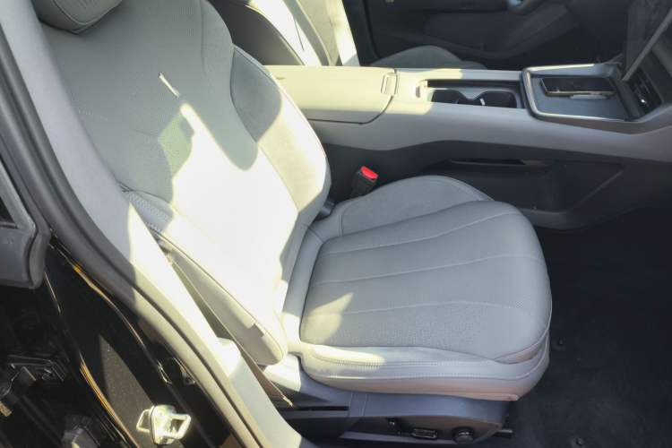 Used Lynk & Co 07 2024 EM-P 126 Long-Range Ultra Right Front Seat
