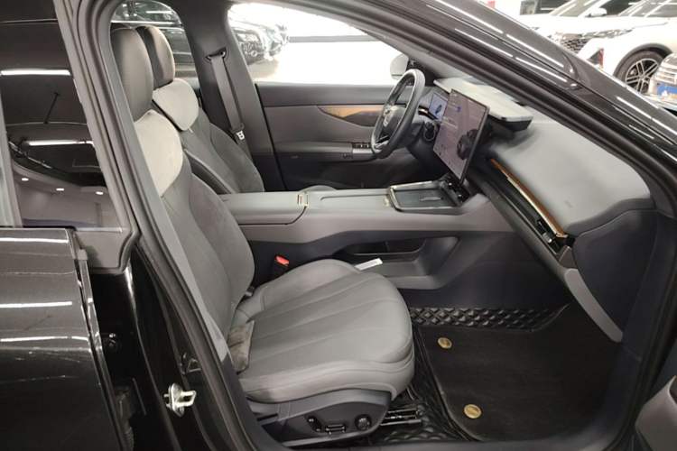 Used Lynk & Co 07 2024 EM-P 126 Long-Range Halo Right Front Seat