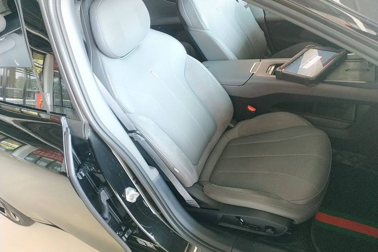 Used Lynk & Co 07 2024 EM-P 126 Long-Range Ultra Right Front Seat