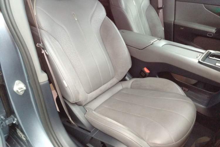 Used Lynk & Co 07 2024 EM-P 126 Long-Range Ultra Right Front Seat