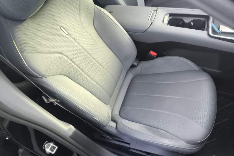 Used Lynk & Co 07 2024 EM-P 126 Long-Range Ultra Right Front Seat