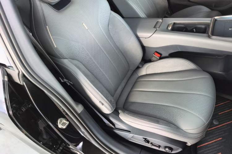 Used Lynk & Co 07 2024 EM-P 126 Long-Range Ultra Right Front Seat