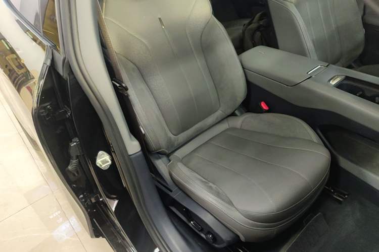 Used Lynk & Co 07 2024 EM-P 126 Long-Range Halo Right Front Seat