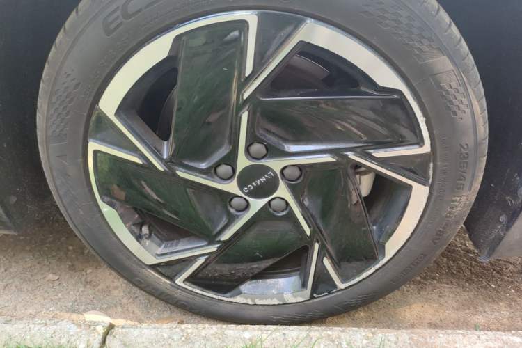 Used Lynk & Co 07 2024 EM-P 126 Long-Range Halo Right Front Wheel Hub