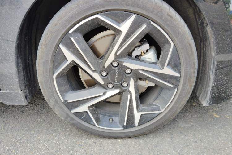 Used Lynk & Co 07 2024 EM-P 126 Long-Range Halo Right Front Wheel Hub