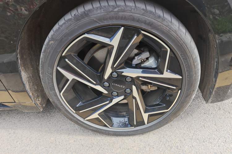 Used Lynk & Co 07 2024 EM-P 126 Long-Range Halo Right Front Wheel Hub