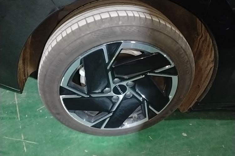 Used Lynk & Co 07 2024 EM-P 126 Long-Range Halo Right Rear Wheel Hub