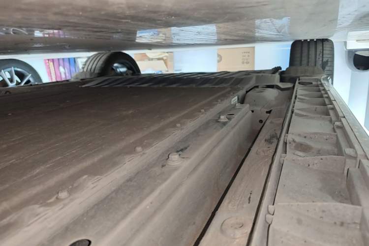 Used Lynk & Co 07 2024 EM-P 126 Long-Range Halo Right Side Sill