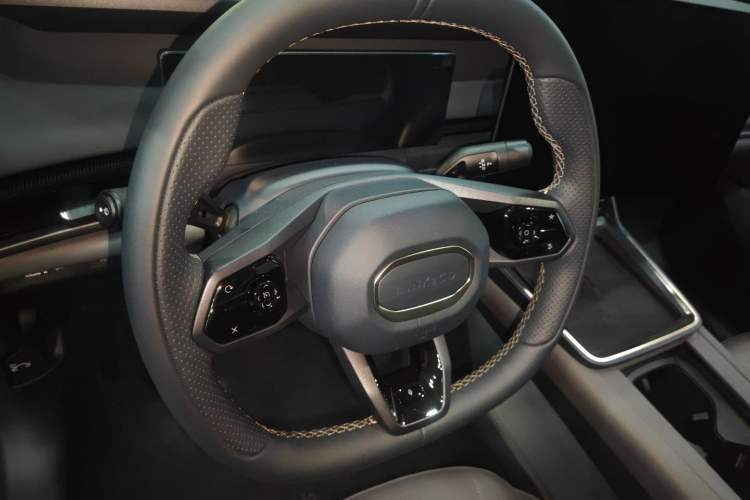Used Lynk & Co 07 2024 EM-P 126 Long-Range Halo Steering Wheel