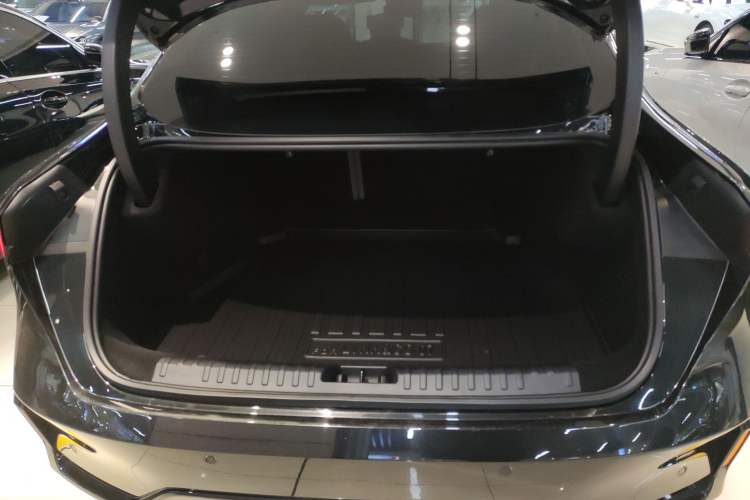 Used Lynk & Co 07 2024 EM-P 126 Long-Range Halo Trunk