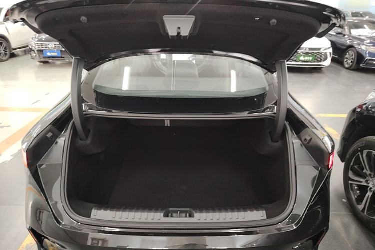Used Lynk & Co 07 2024 EM-P 126 Long-Range Halo Trunk
