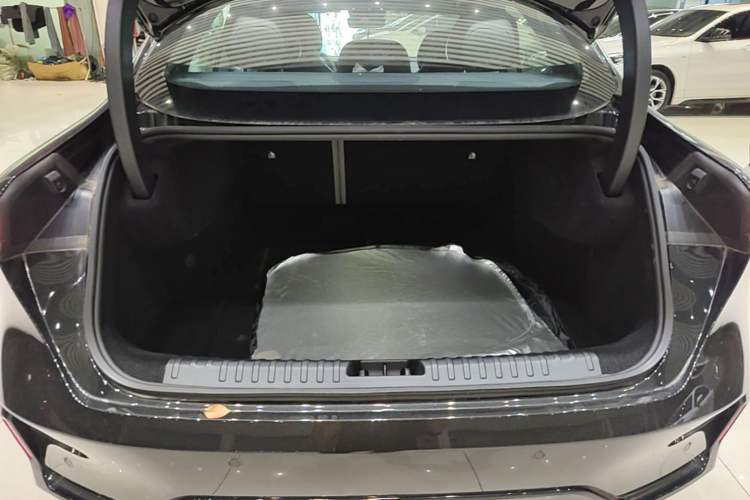 Used Lynk & Co 07 2024 EM-P 126 Long-Range Halo Trunk