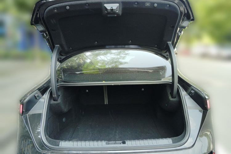 Used Lynk & Co 07 2024 EM-P 126 Long-Range Halo Trunk