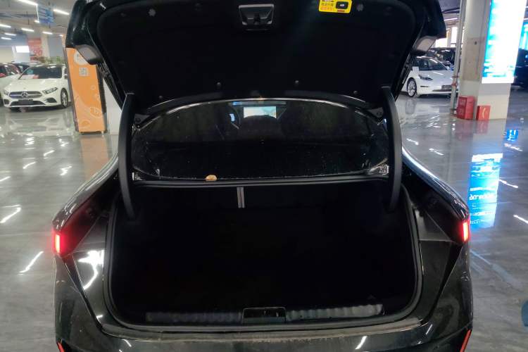 Used Lynk & Co 07 2024 EM-P 126 Long-Range Halo Trunk