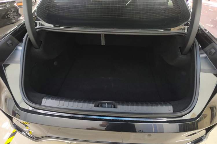 Used Lynk & Co 07 2024 EM-P 126 Long-Range Halo Trunk