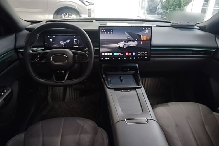 Used Lynk & Co 07 2024 EM-P 126 Long-Range Ultra Center Console