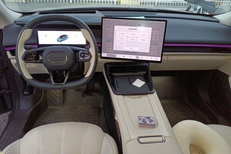Used Lynk & Co 07 2024 EM-P 126 Long-Range Ultra Center Console