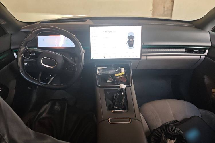 Used Lynk & Co 07 2024 EM-P 126 Long-Range Ultra Center Console