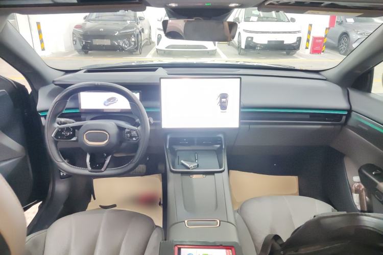 Used Lynk & Co 07 2024 EM-P 126 Long-Range Pro Center Console