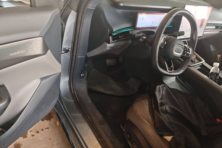 Used Lynk & Co 07 2024 EM-P 126 Long-Range Ultra Driver Seat