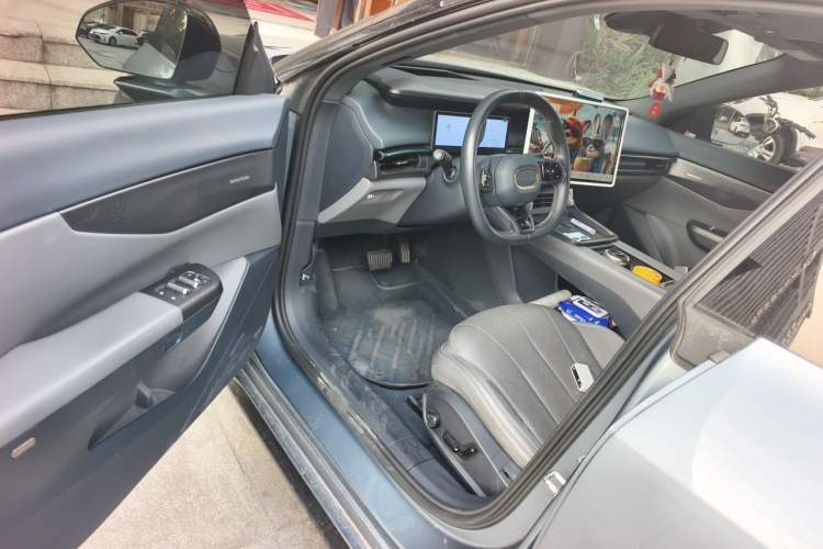 Used Lynk & Co 07 2024 EM-P 126 Long-Range Ultra Driver Seat