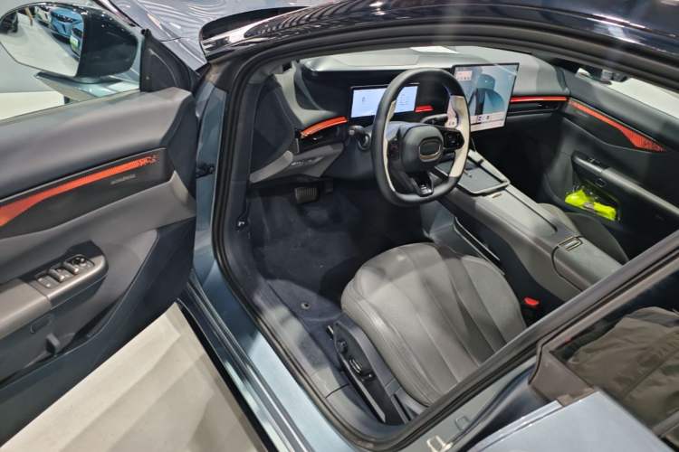 Used Lynk & Co 07 2024 EM-P 126 Long-Range Ultra Driver Seat