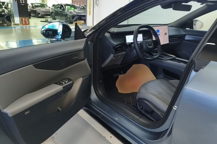 Used Lynk & Co 07 2024 EM-P 126 Long-Range Ultra Driver Seat
