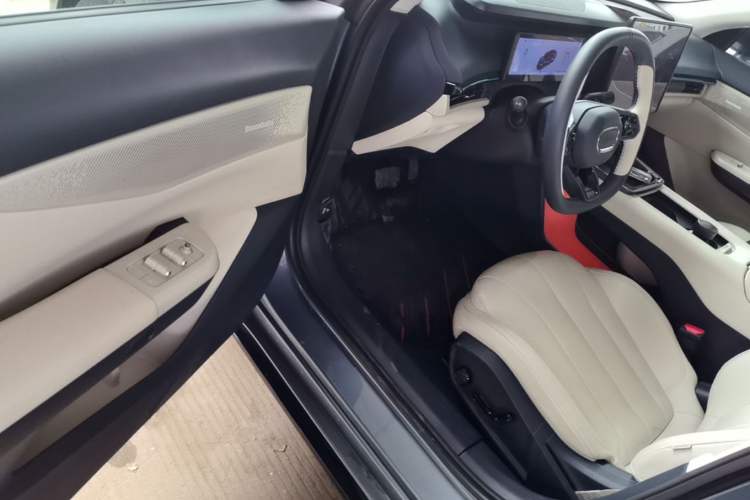 Used Lynk & Co 07 2024 EM-P 126 Long-Range Ultra Driver Seat