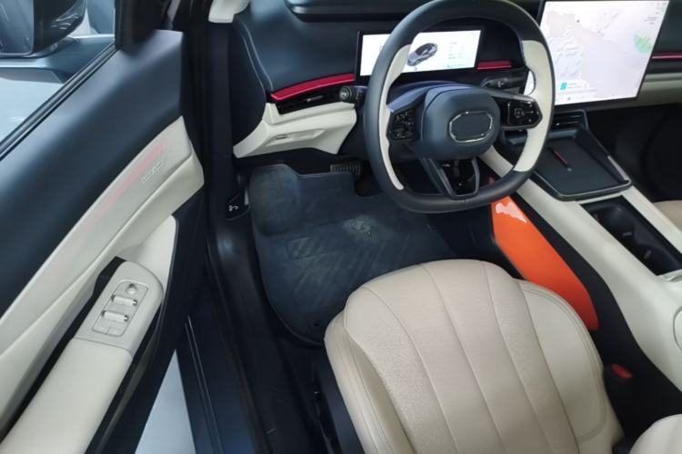 Used Lynk & Co 07 2024 EM-P 126 Long-Range Ultra Driver Seat