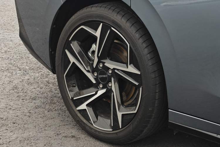 Used Lynk & Co 07 2024 EM-P 126 Long-Range Ultra Exterior 4
