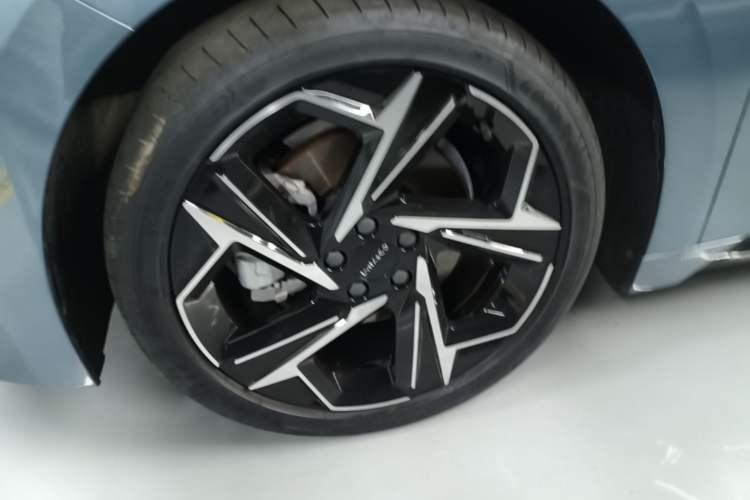 Used Lynk & Co 07 2024 EM-P 126 Long-Range Ultra Exterior 4