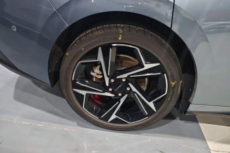 Used Lynk & Co 07 2024 EM-P 126 Long-Range Ultra Exterior 5