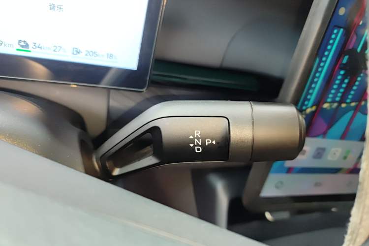Used Lynk & Co 07 2024 EM-P 126 Long-Range Pro Gear Lever