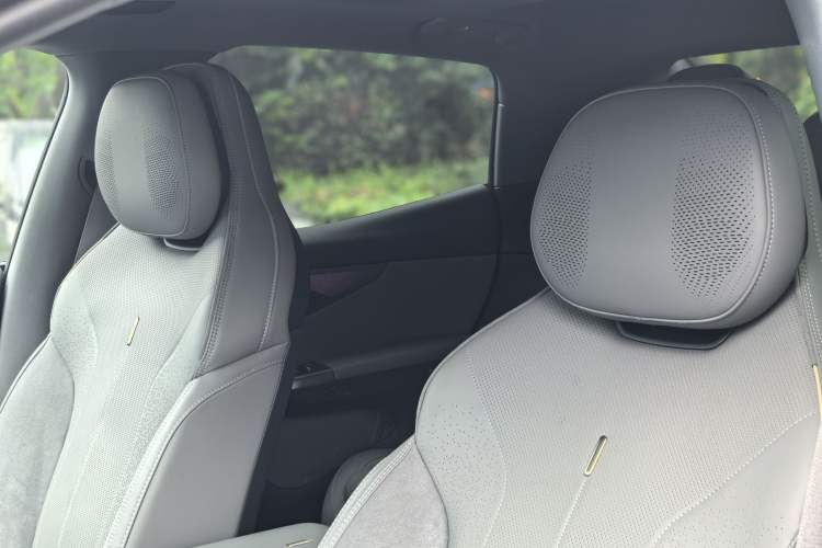 Used Lynk & Co 07 2024 EM-P 126 Long-Range Ultra Headliner