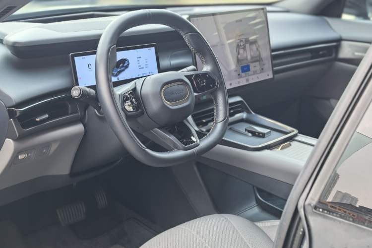 Used Lynk & Co 07 2024 EM-P 126 Long-Range Ultra Interior 1