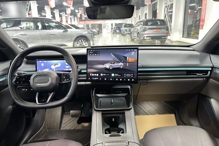 Used Lynk & Co 07 2024 EM-P 126 Long-Range Ultra Interior 1